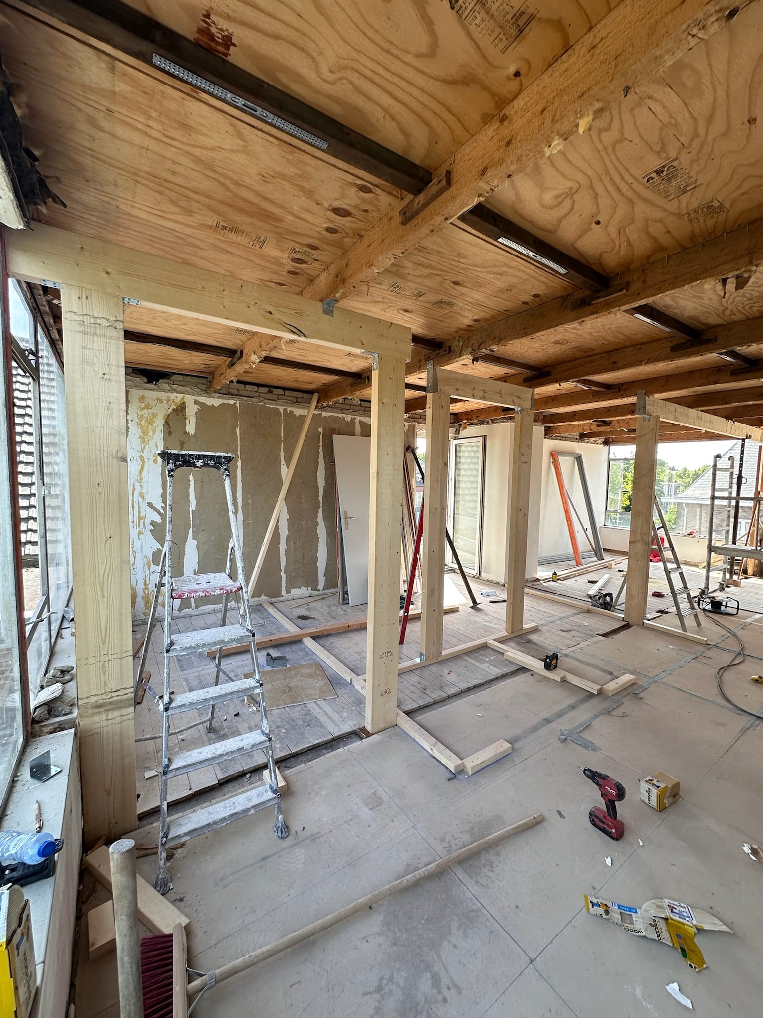 Voorbereiding bepaalt latex spuiten kosten bij renovatieruimte